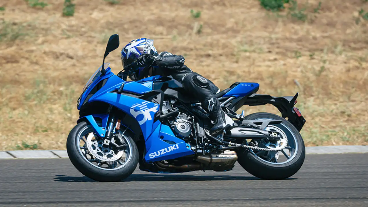 Suzuki GSX-8R स्पोर्ट्स बाइक में आपको मिलेगा 46 किलोमीटर का माइलेज और पावरफुल इंजन जाने कीमत