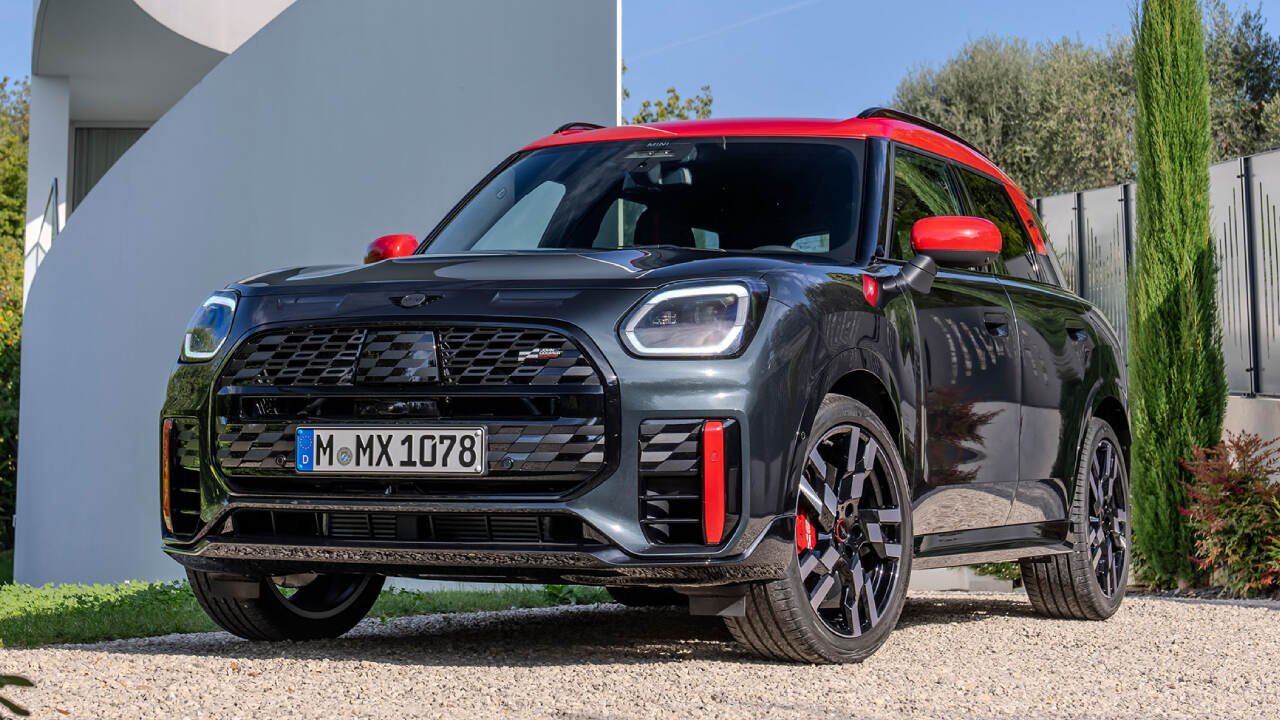 Mini Cooper Countryman car जिसमें आपको 1998 cc का पावरफुल इंजन और जानदार परफॉर्मेंस देखने को मिलेगी।