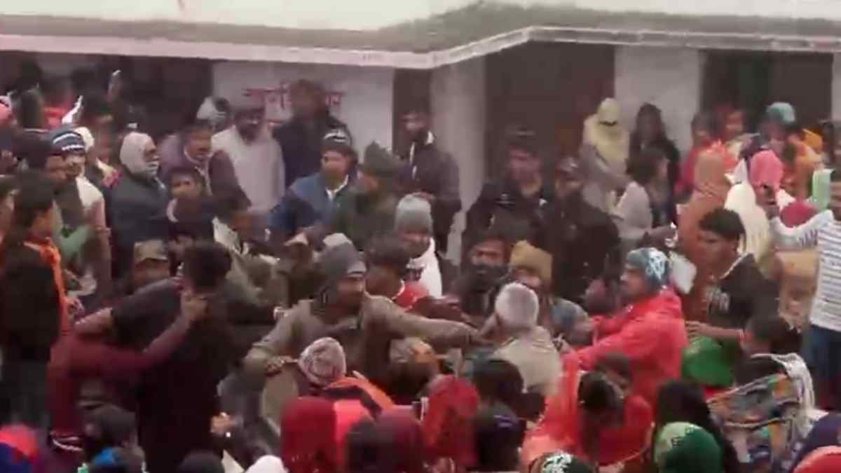 रीवा में खाद को लेकर बवाल, वितरण केंद्र पर किसानों में मारपीट