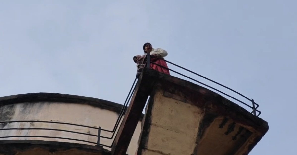 नर्मदापुरम में हाईवोल्टेज ड्रामा: बच्चे को लेकर 60 फीट ऊंची टंकी पर चढ़ी महिला